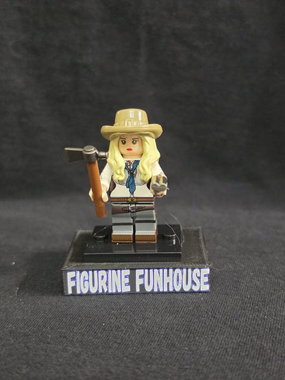 Sadie Adler / Red Dead Redemption 2 / Hatchet / Minifigure / LEGO Compatible